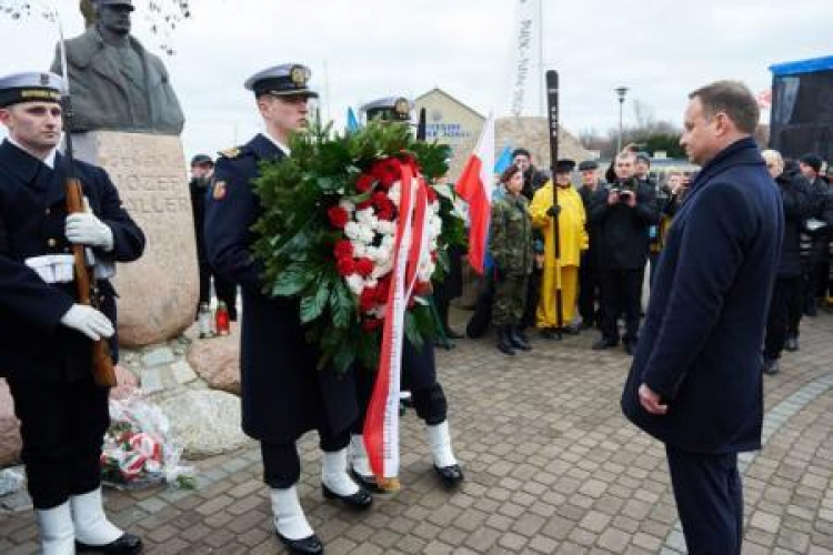 Prezydent Andrzej Duda składa kwiaty pod pomnikiem gen. Józefa Hallera w Pucku. Fot. PAP/A. Warżawa