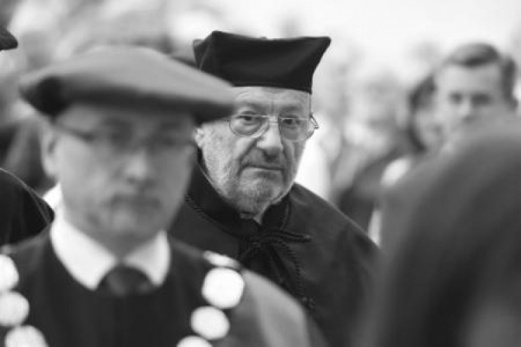 Umberto Eco podczas uroczystości nadania mu tytuł doktora honoris causa Uniwersytetu Łódzkiego. Fot. PAP/G. Michałowski