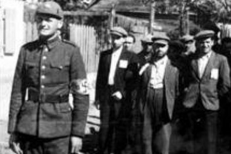 Wilno 1941: Litewski policjant prowadzi grupę żydowskich robotników. Źródło: Bundesarchiv / Wikipedia