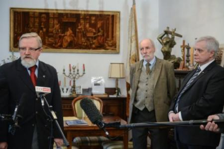 Dyrektor Archiwum Akt Nowych Tadeusz Krawczak (L) oraz Maciej Ciołek (2P) i Tomasz Chlebowski (P). Fot. PAP/J. Kamiński