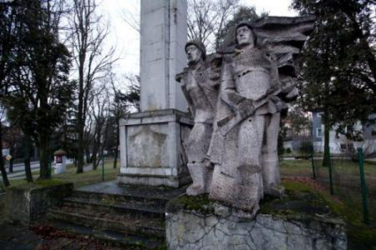 Pomnik żołnierzy radzieckich na skwerze przy ul. Bartoszyckiej w Lidzbarku Warmińskim. Fot. PAP/T. Waszczuk