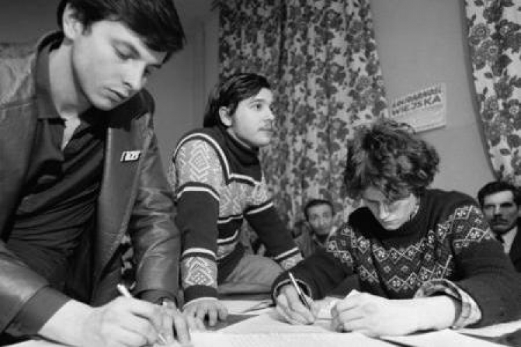 Studenci NZS. Rozmowy rządu i Międzyuczelnianej Kom. Porozumiewawczej. Łódź, 16.02.1981 r. Fot. PAP/CAF/A. Zbraniecki