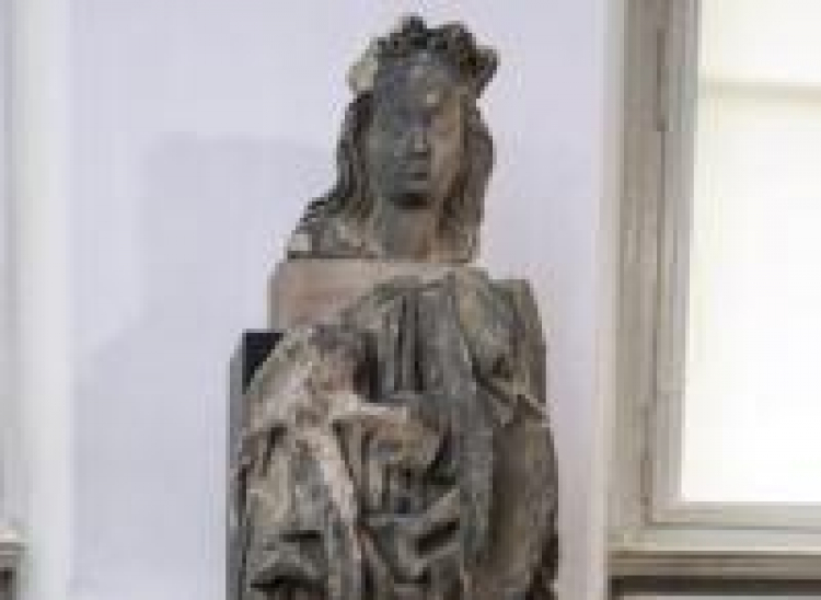 Gotycka rzeźba Madonny z Dzieciątkiem z kościoła św. Marii Magdaleny przed jej scaleniem. Fot. PAP/A. Koźmiński