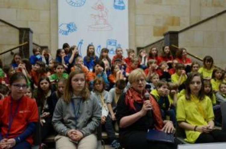 Dyr. Muzeum Narodowego Agnieszka Morawińska z dziećmi-kuratorami wystawy „W Muzeum wszystko wolno”. Fot. PAP/B.Zborowski Dyr. Muzeum Narodowego Agnieszka Morawińska z dziećmi-kuratorami wystawy „W Muzeum wszystko wolno”. Fot. PAP/B.Zborowski