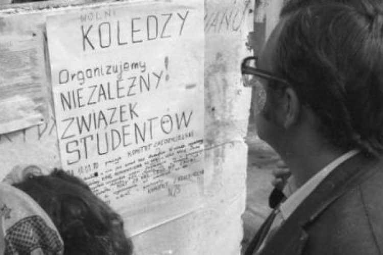 Ogłoszenia Komitetu Założycielskiego NZS na Uniwersytecie Warszawskim. 09.1980. Fot. PAP/J. Morek