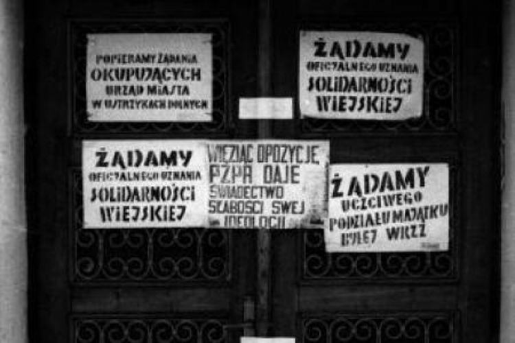 Strajk rolników w siedzibie b. WRZZ (Wojewódzka Rada Związków Zawodowych). Rzeszów, styczeń 1981 r. Fot. PAP/J. Ochoński