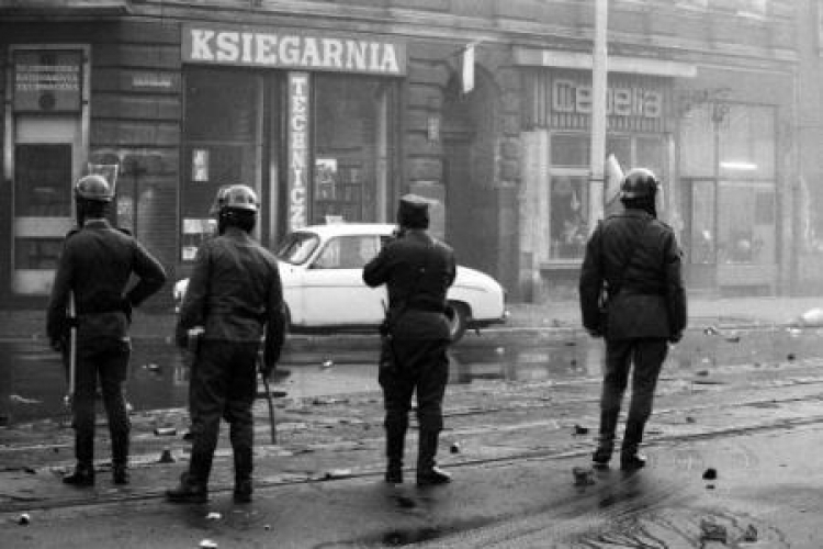 Stan wojenny. Szczecin, grudzień 1981 r. Fot. PAP/CAF/J. Undro