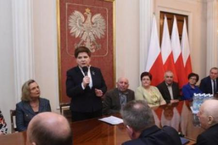 Premier Beata Szydło i minister Anna Maria Anders podczas spotkania z repatriantami. Fot. PAP/R. Pietruszka