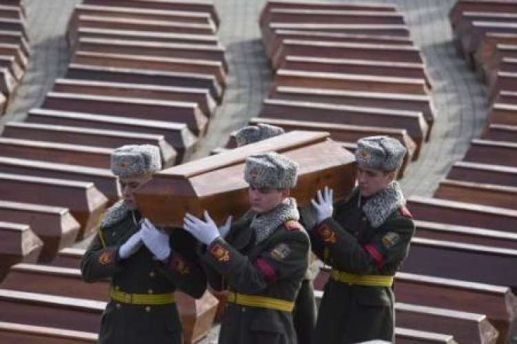 Pogrzeb na polu zasłużonych Cmentarza Łyczakowskiego we Lwowie ponad 500 nieznanych ofiar NKWD. 03.02.2016. Fot. PAP/EPA