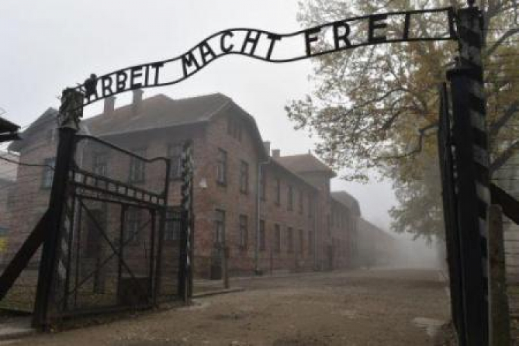 Napis „Arbeit macht frei” nad bramą wjazdową do b. niemieckiego obozu Auschwitz. Fot. PAP/J. Bednarczyk