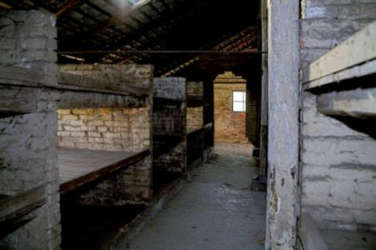 Wnętrze baraku w Auschwitz II-Birkenau. Fot. PAP/J. Ochoński
