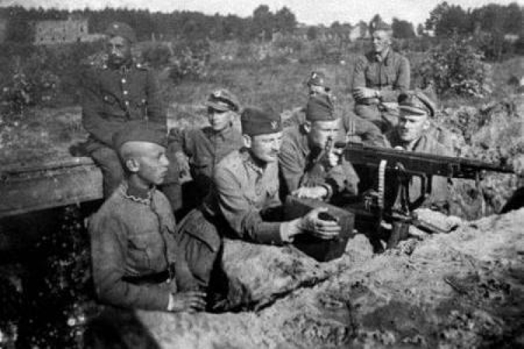 Żołnierze przy stanowisku polskich karabinów maszynowych w rejonie Radzymina. Warszawa 1920 r. Fot. PAP/Archiwum