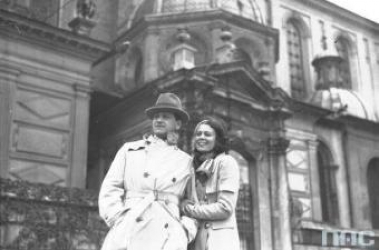Aktorzy Eugeniusz Bodo i Nora Ney zwiedzają Kraków. 1933 r. Fot. NAC