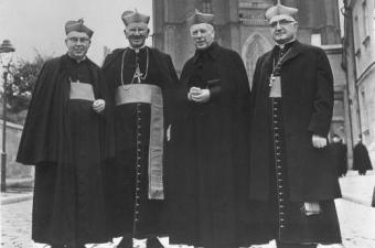Od lewej: abp B. Kominek, abp Filadelfii J. Krol, prymas Polski kard. S. Wyszyński. Fot. PAP