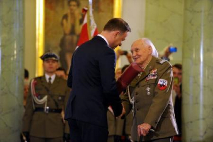 Prezydent Andrzej Duda wręcza nominację na stopień generała brygady płk. Janowi Podhorskiemu z NSZ. Fot. PAP/M. Obara Prezydent Andrzej Duda wręcza nominację na stopień generała brygady płk. Janowi Podhorskiemu z NSZ. Fot. PAP/M. Obara
