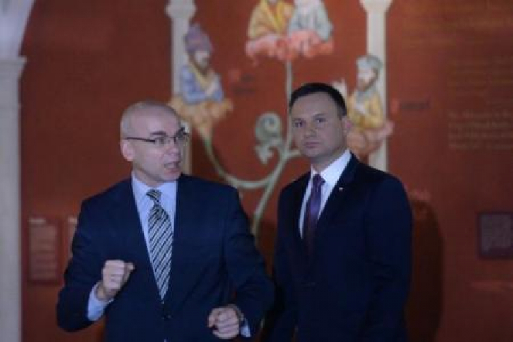 Prezydent Andrzej Duda zwiedza Muzeum POLIN w towarzystwie dyrektora placówki Dariusza Stoly. Fot. PAP/J. Turczyk 