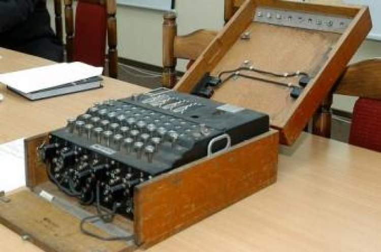 Niemiecka maszyna szyfrująca Enigma. Fot. PAP/A. Rybczyński