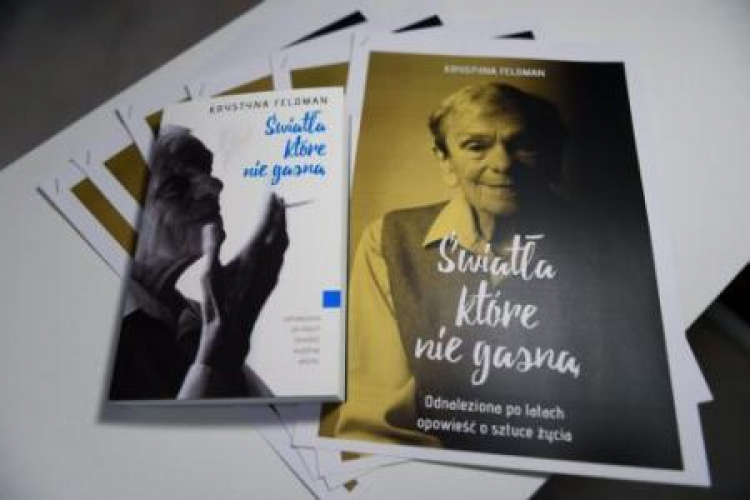 Książka Krystyny Feldman „Światła, które nie gasną”. Fot. PAP/J. Kaczmarczyk 