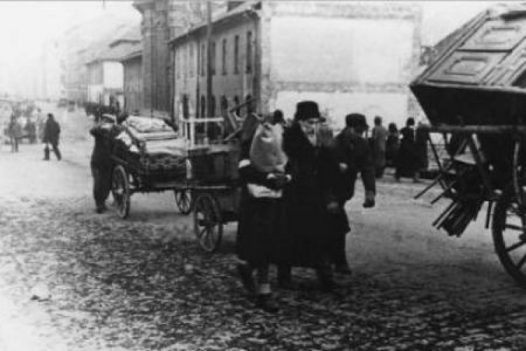 Przesiedlenie krakowskich Żydzów do getta. 1941 r. Źródło: IPN