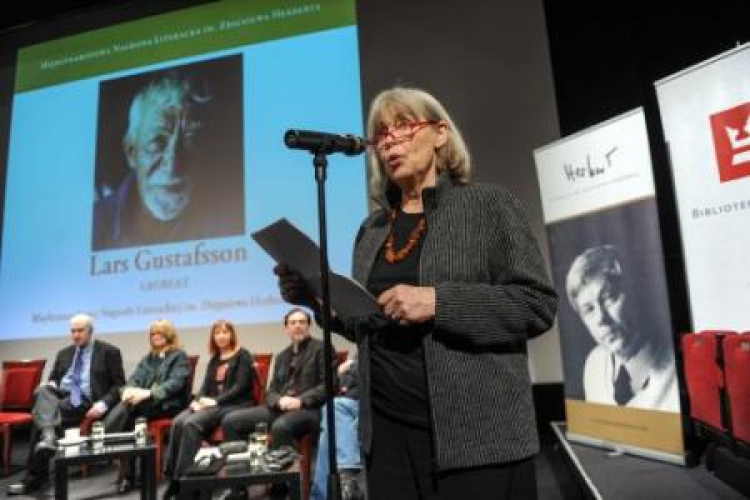 Agneta Pleijel ogłasza, że Lars Gustafsson jest laureatem Nagrody Literackiej im. Zbigniewa Herberta. Fot. PAP/M. Obara
