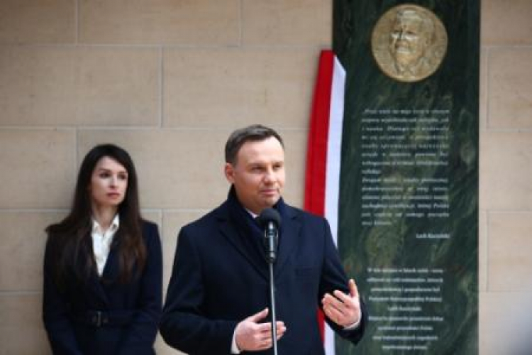 Prez. A. Duda i M. Kaczyńska podczas ceremonii odsłonięcia tablicy poświeconej L. Kaczyńskiemu. Fot. PAP/M. Bednarski