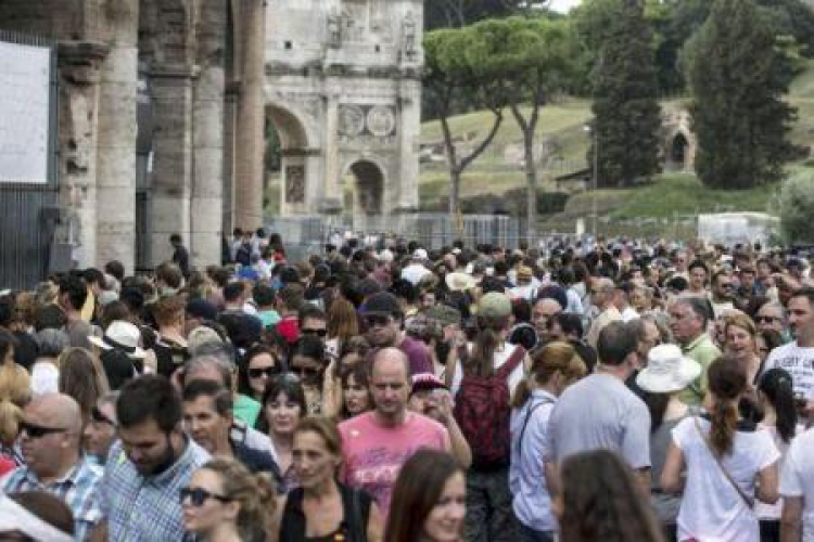 Turyści przed rzymskim Koloseum. Fot. PAP/EPA