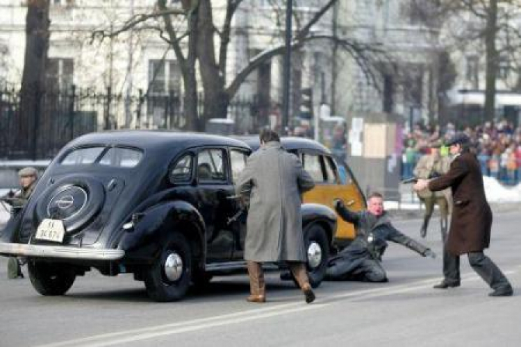 Inscenizacja zamachu na Franza Kutscherę w Alejach Ujzadowskich w Warszawie. Fot. PAP/B. Zborowski