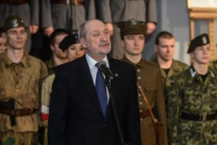 Minister Antoni Macierewicz w Zespole Szkół im. Michała Konarskiego w Warszawie. Fot. PAP/J. Kamiński