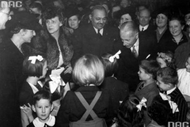 Maharadża Nawanagaru Jam Saheb Digvijay Sinhji (C) podczas Gwiazdki dla polskich dzieci w Londynie. 1942 r. Fot. NAC