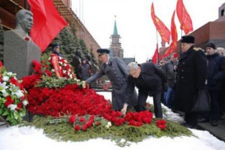 Rosyjscy komuniści przed popiersiem Stalina w Moskwie. Fot. PAP/EPA