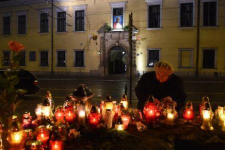 „Okno papieskie” w Pałacu Biskupim w Krakowie – 10. rocznica śmierci Jana Pawła II. Fot. PAP/J. Bednarczyk 