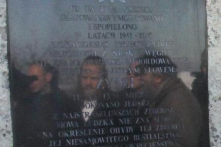 Fragment tablicy na pomniku na terenie b. obozu Płaszów. Fot. PAP/J. Bednarczyk