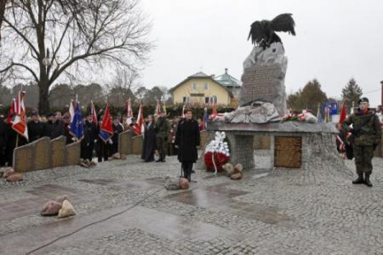 Premier Beata Szydło. Augustów, Pomnik Żołnierzy Polski Podziemnej Poległych na Kresach. 01.03.2016. Fot. PAP/A. Reszko