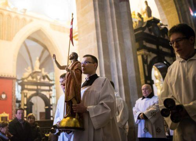Wielkanocna msza święta z procesją rezurekcyjną w bazylice prymasowskiej w Gnieźnie. Fot. PAP/M. Zakrzewski 