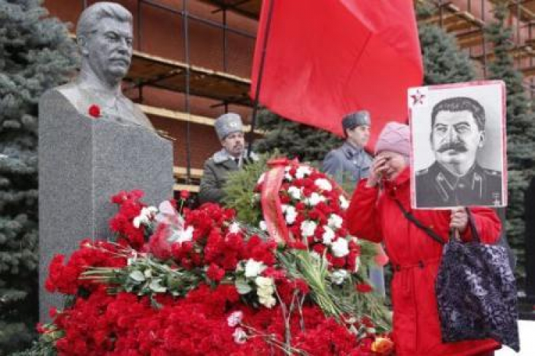 Rosyjscy komuniści przy grobie Stalina na Placu Czerwonym w Moskwie. Fot. PAP/EPA