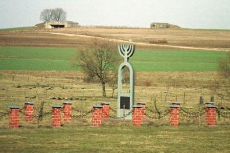 Pomnik w Wąsoszu upamiętniający mord Żydów w 1941 r. Fot. PAP/ Z. Lenkiewicz