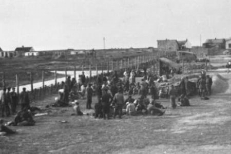 Wysiedlenia na Zamojszczyźnie. Obóz w Biłgoraju. 1942 r. Fot. PAP/CAF