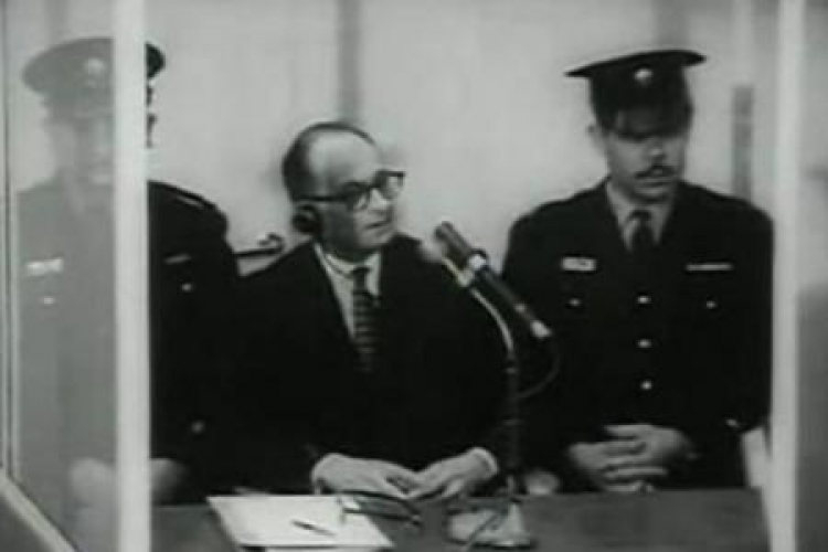 Adolf Eichmann przed sądem. Źródło: Universal-International News