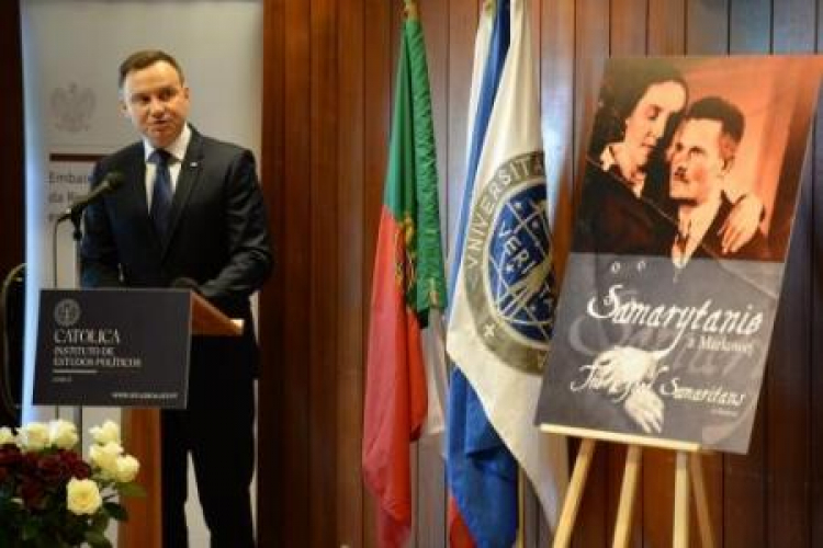 Prezydent A. Duda przemawia na wystawie "Samarytanie z Markowej" na uniwersyteciie w Lizbonie. Fot. PAP/J. Turczyk