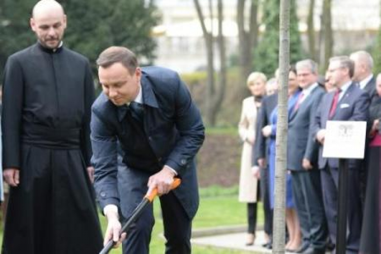 A. Duda podczas uroczystości zasadzenia Dębu Pamięci. Fot. PAP/J. Turczyk, 