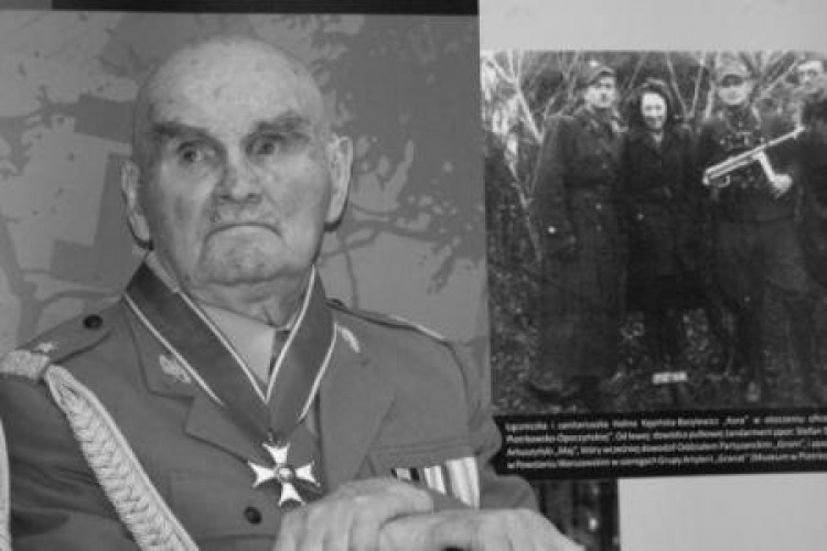 Gen. bryg. Aleksander Arkuszyński „Maj” - na pierwszym planie oraz trzeci od lewej na zdjęciu w tle. Źródło: IPN