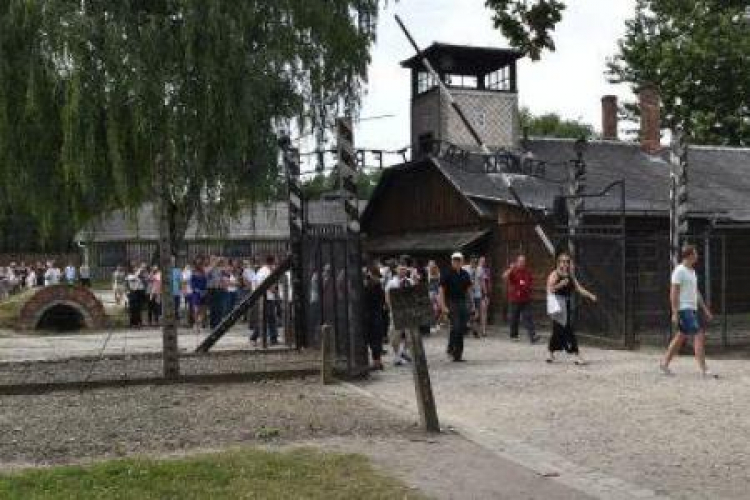 Turyści w byłym niemieckim obozie zagłady KL Auschwitz. Fot. PAP/J. Bednarczyk