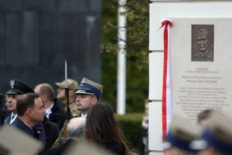 Prezydent Duda podczas odsłonięcia tablicy poświęconej Lechowi Kaczyńskiemu na Pałacu Prezydenckim. Fot.PAP/B. Zborowski