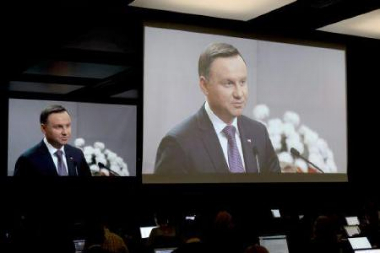 Przemówienie prezydenta Andrzeja Dudy transmitowane w centrum prasowym MTP. Fot. PAP/J. Kaczmarczyk
