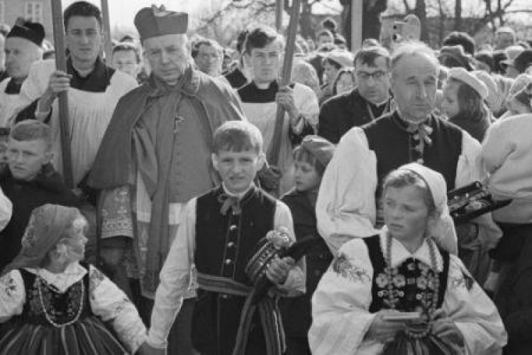 Kardynał Stefan Wyszyński w czasie procesji z młodzieżą w Gnieźnie. 1966 r. Fot. PAP/CAF