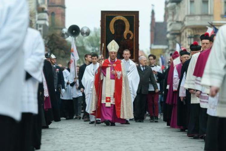 Uroczyste powitanie kopii cudownego Obrazu Matki Bożej Częstochowskiej, który przybył do Gniezna. Fot. PAP/J.Kaczmarczyk