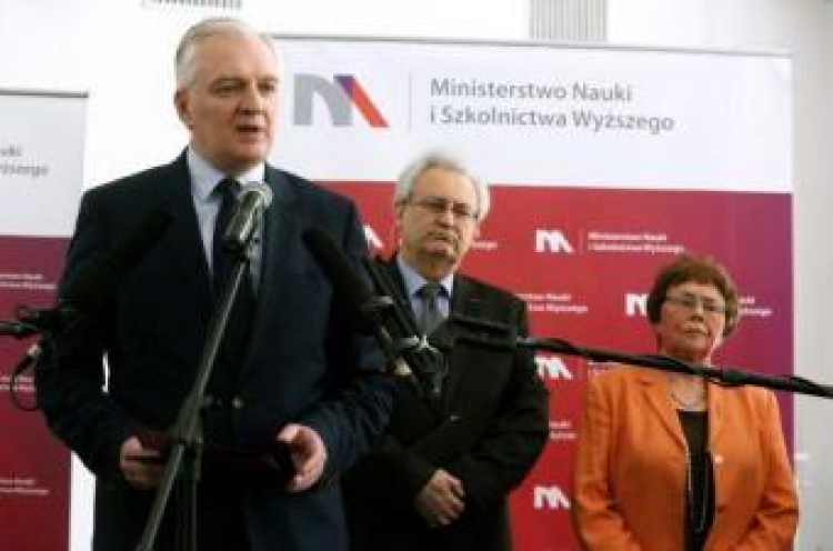 Wicepremier, minister nauki Jarosław Gowin, prof. Włodzimierz Bolecki i prof. Maria Celina Dzielska. Fot. PAP/T. Gzell 