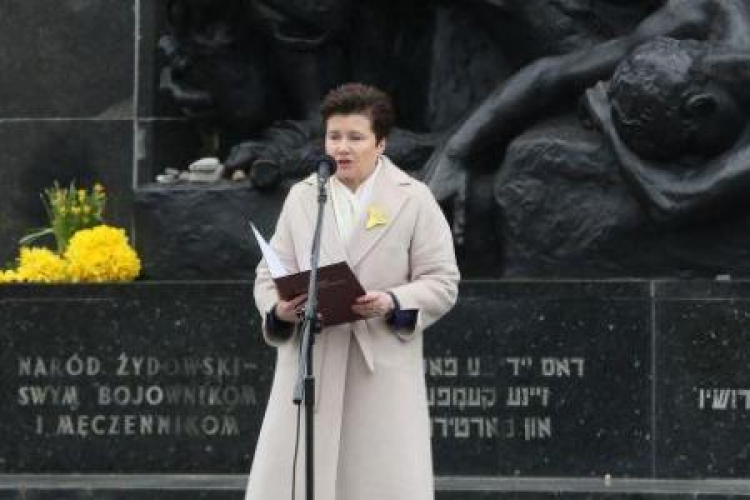 Prezydent Warszawy Hanna Gronkiewicz-Waltz przed Pomnikiem Bohaterów Getta w Warszawie. Fot. PAP/T. Gzell