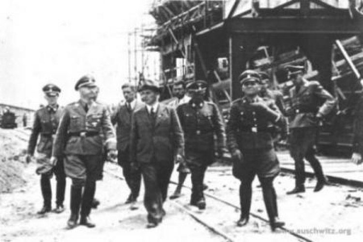 Dowódca SS Heinrich Himmler w Auschwitz. Wizytacja fabryki IG Farben. 18.07.1942. Źródło: Muzeum Auschwitz