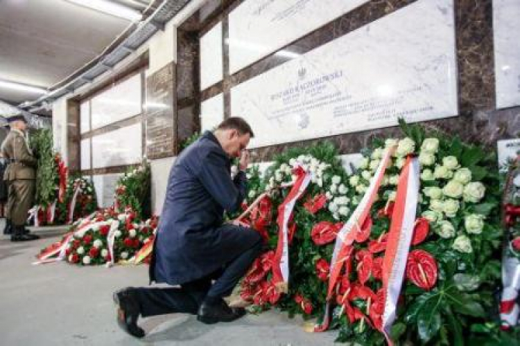 Prezydent złożył wieniec przy grobie ostatniego prezydenta na uchodźstwie Ryszarda Kaczorowskiego. Fot. PAP/L. Szymański